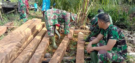 Personel TNI bersiap mendirikan tiang-tiang jembatan Handil Gayam Kecamatan Pulau Hanaut yang menjadi salah satu sasaran fisik TMMD Reguler ke-109.