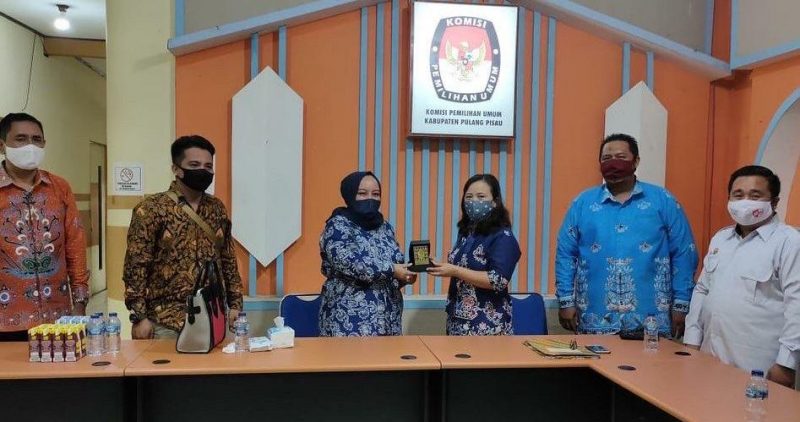 Jajaran DPRD Kalteng pada saat berkunjung ke KPU Pulang Pisau, Senin (26/10/2020). Foto : Ra