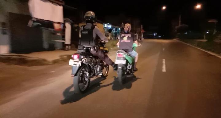 Tim Raimas Back Bone Ditsamapta Polda Kalteng Bantu Dorong Motor Warga