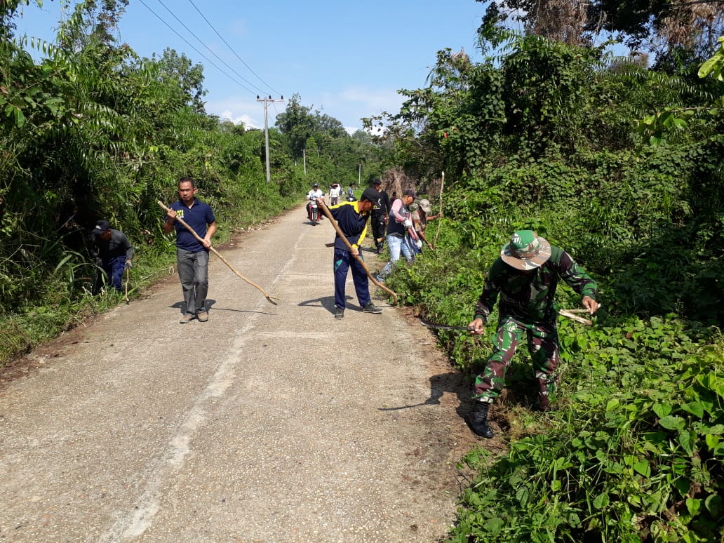 Satgas TMMD Kodim Buntok Bersihkan Jalan Masuk Desa Sibung