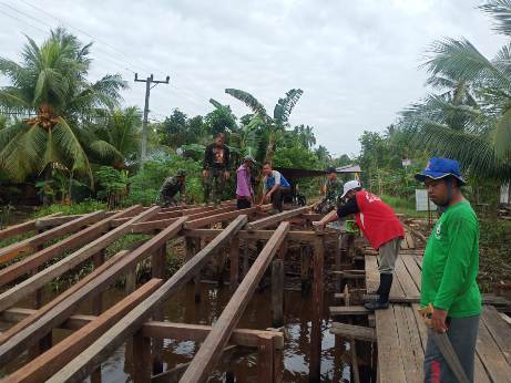 Anggota TMMD bersama warga saat membangun jembatan, Kamis (1/10/2020). 