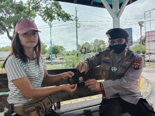 Perempuan Cantik Kota Palangka Raya Ini Geluti Usaha Tukang Antar Jemput Galon