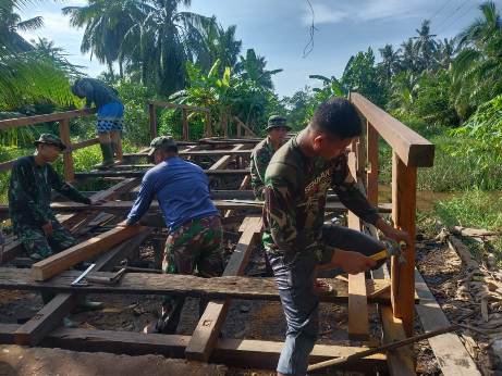 Prajurit TNI dan masyarakat bergotong royong menyelesaikan perbaikan jembatan di lokasi TMMD Reguler ke-109 di Kecamatan Pulau Hanaut, Selasa (6/10). 