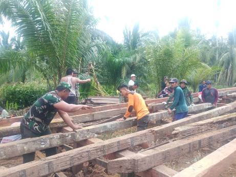 Satgas TMMD bersama warga saat membangun jembatan di Kecamatan Pulau Hanaut Rabu (7/10). 