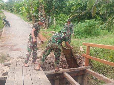Anggota TNI saat membangun jembatan. 