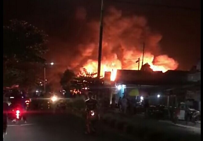 Kobaran api saat melahap bangunan rumah di Jalan Muchran Ali Kecamatan Baamang Rabu (7/10) malam. 