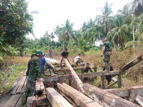 Anggota TNI saat gotong royong mengerjakan pembangunan jembatan Senin (12/10). 