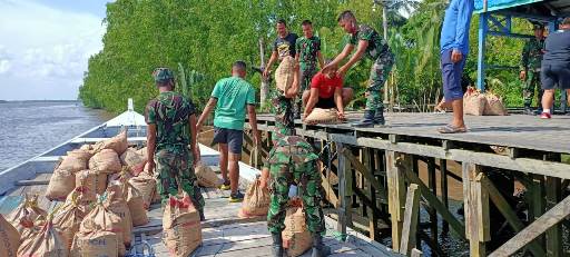 Anggota TNI saat menaiki material bangunan dari ketolok Senin (12/10). 