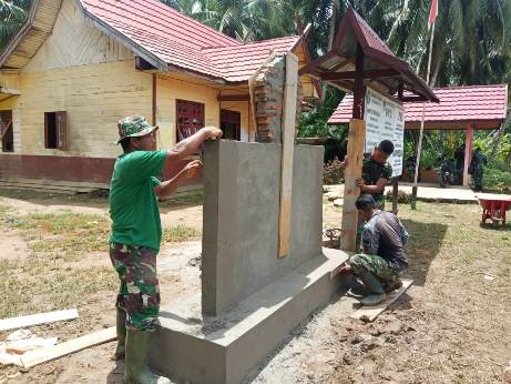 Pembangunan prasasti TMMD Reguler ke-109 di Kecamatan Pulau Hanaut.