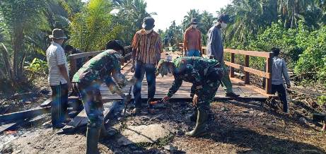 Anggota TNI saat gotong royong membangun jembatan Jumat (16/10).