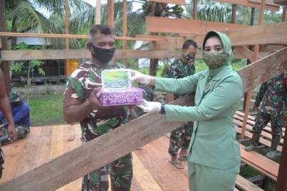 Ketua Persit Kartika Chandra Kirana Cabang XLI Kodim 1015/Spt, Dini Akhmad Safari membagikan nasi kotak kepada anggota Satgas TMMD yang tengah bekerja menyelesaikan sasaran fisik.