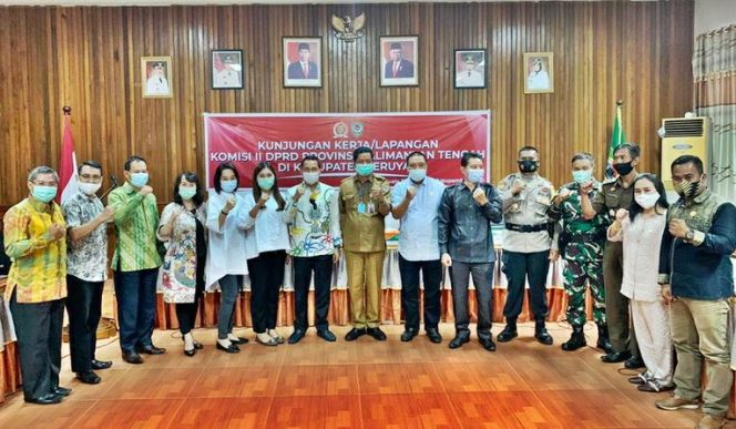 Jajaran Komisi II DPRD Kalteng bersama jajaran Pemkab Seruyan. Foto : Ra