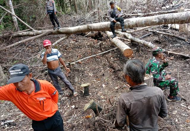 Aparat kepolisian bersama warga saat melakukan pencarian korban di hutan Selasa (3/11)