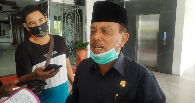 Wakil Ketua I DPRD Kalimantan Tengah (Kalteng), Abdul Razak saat memberikan keterangan kepada awak media, kamis (12/11)