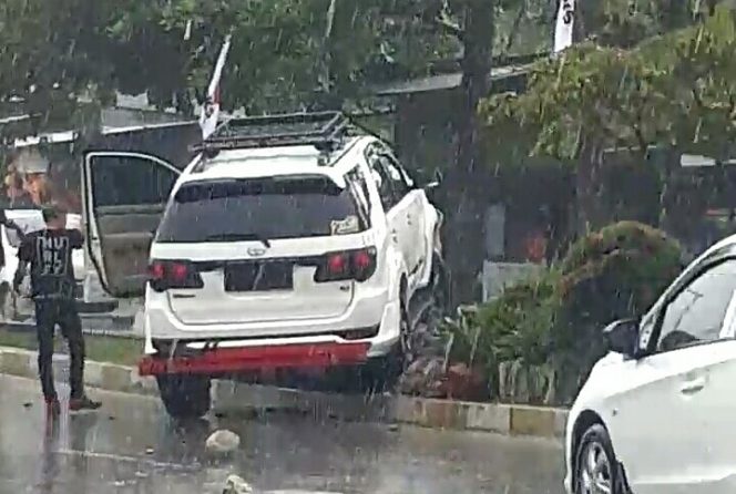 Mobil Fortuner saat menabrak trotoar ruas Jalan Diponegoro Pangkalan Bun, Selasa (29/12). 