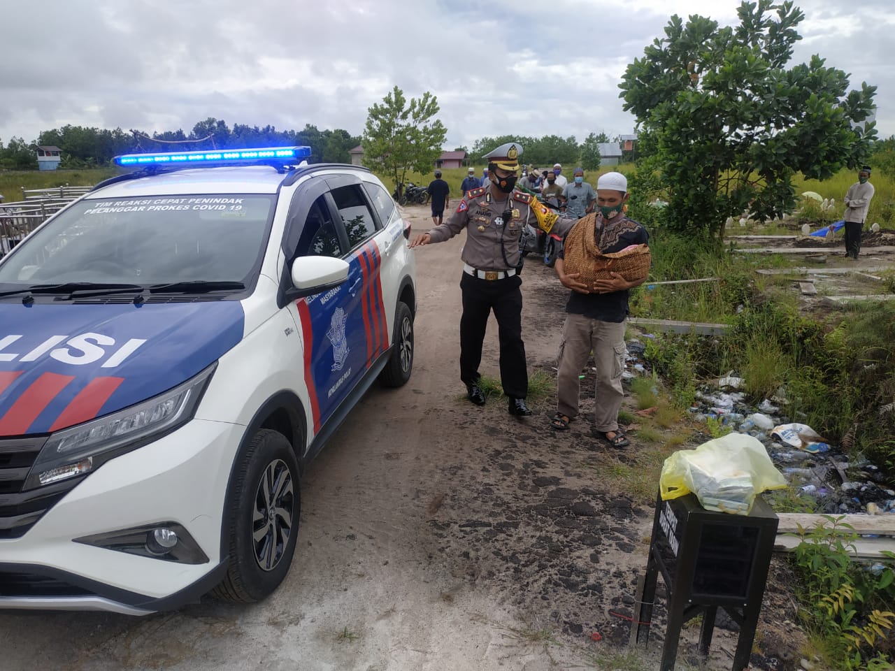 Satlantas Polresta Palangka Raya Bantu Pemakaman Warga