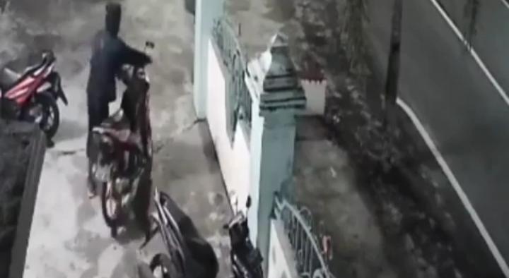Aksi Pencurian Sepeda Motor Terekam CCTV 