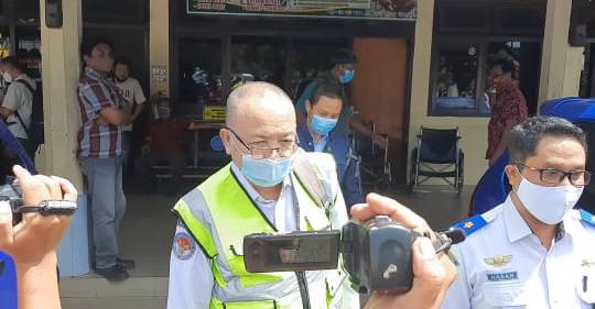 Salah seorang petugas KNKT saat berusaha diwawancarai awak media, ketika tiba di Bandara Iskandar Pangkalan Bun, Rabu (6/1). 