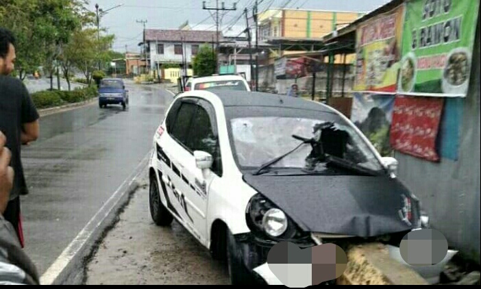 Mobil Jazz Hantam Pembatas Tepi Jalan, Dua Orang Terluka