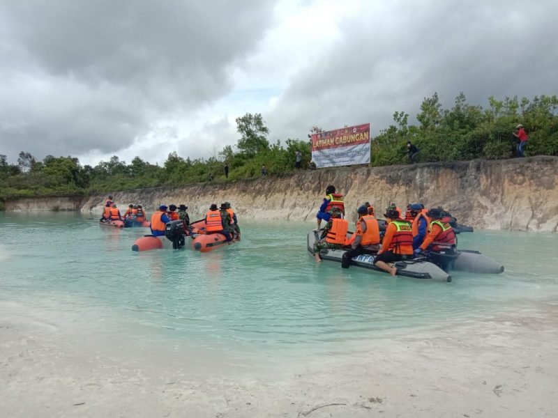 Tim gabungan baik dari TNI,Polri dan BPBD Kobar saat menggelar simulasi di sebuah danau di Desa Batu Belaman, Rabu (27/1). 
