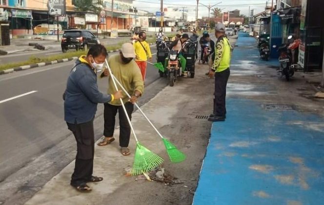Petugas dari Disperkimtan Kota Palangka Raya, pada saat melakukan pembersihan ruas jalan Temanggung Tilung, Senin (8/2/2021). Foto : Ra