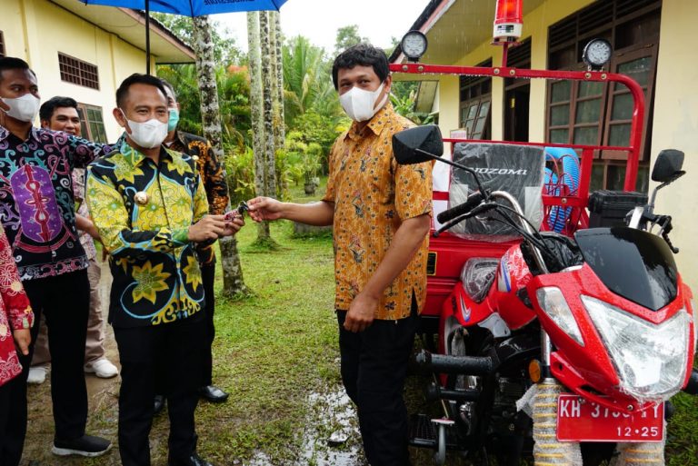 Wali Kota Palangka Raya Serahkan Bantuan Kendaraan Operasional