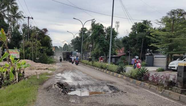 Warga Keluhkan Rusaknya Jalan Pahlawan Buntok