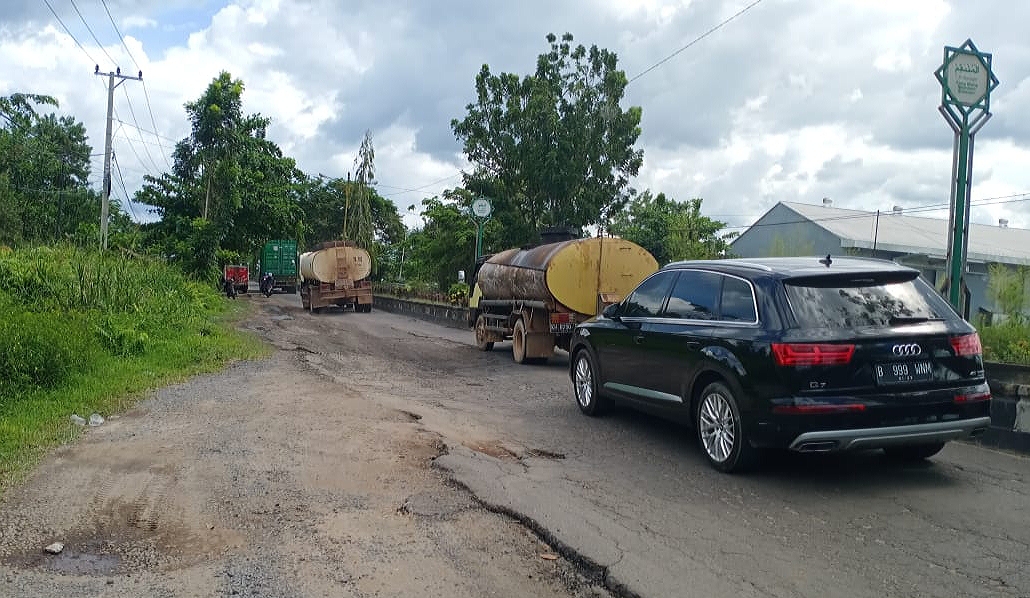Dilintasi Truk CPO, Kerusakan Jalan HM. Arsyad Tambah Parah