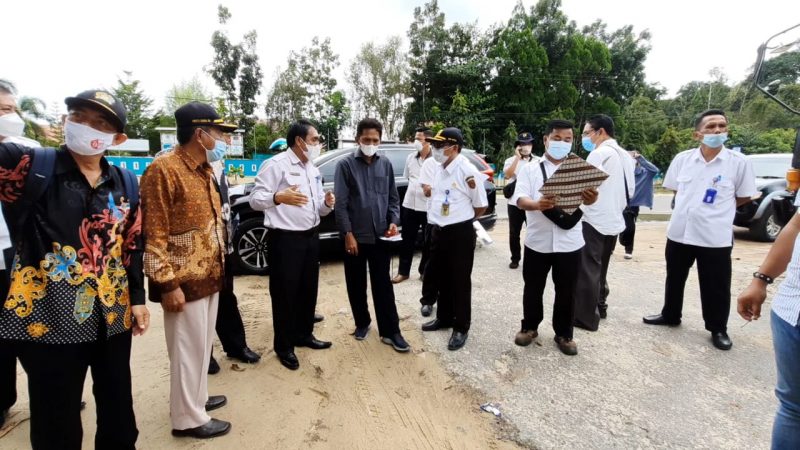Rombongan anggota DPRD Kobar Dapil I saat reses di Desa Pasir Panjang Rabu (3/2). 