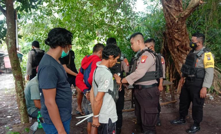 Polisi Gerebek Judi Sabung Ayam, 4 Orang Ditangkap 