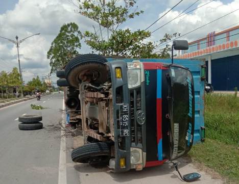 Lepas Ban, Truk Bermuatan Beras Terbalik
