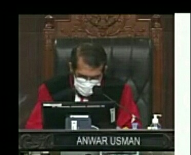 Ketua MK  Anwar Usman saat membacakan putusan, Selasa (16/2). 