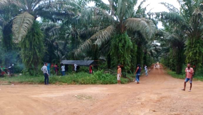 Warga Pahirangan Portal Kebun PT.KMA