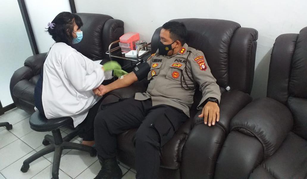 Peduli, Wadir Samapta Donorkan Darah bagi Korban Jambret