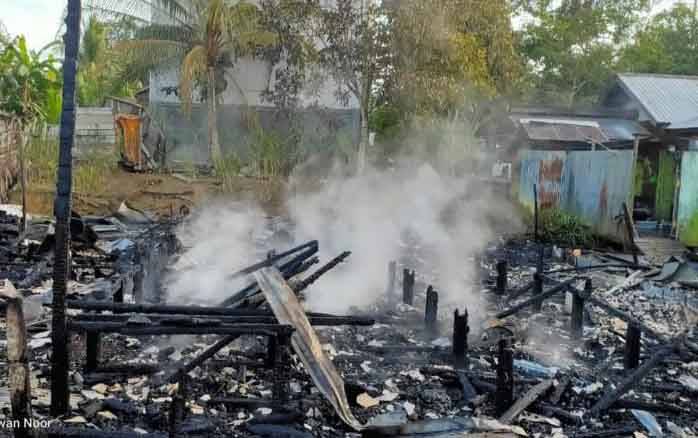 Tiga Rumah dan Dua Gedung Walet Terbakar