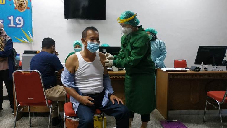 Seluruh Anggota Dewan Kalteng Divaksinasi