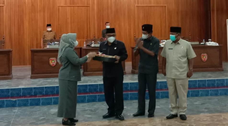 Bupati Kobar Sampaikan Enam Buah Raperda