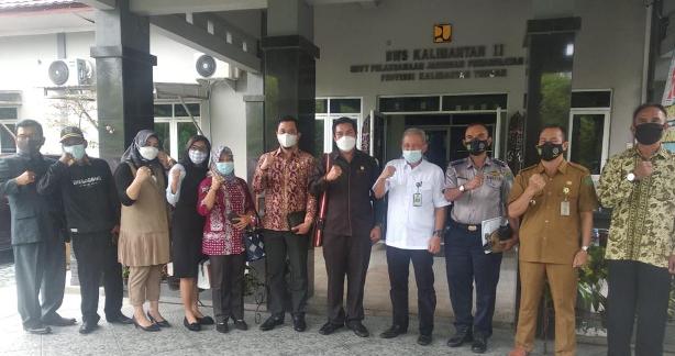Anggota Komisi III DPRD Pulang Pisau saat foto bersama usai melakukan kunjungan kerja ke Balai Sungai Kalimantan Wilayah II Palangka Raya, Rabu (11/3) lalu. 