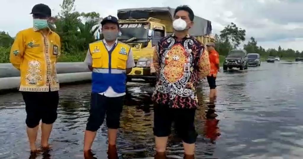 Kadis PUPR Kalteng Pantau Banjir di Jalan Bukit Rawi