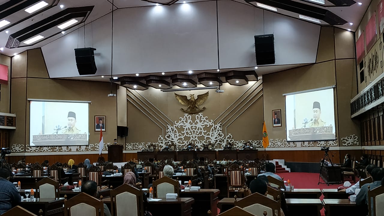 Gubernur Kalteng Sampaikan Jawaban 2 Raperda
