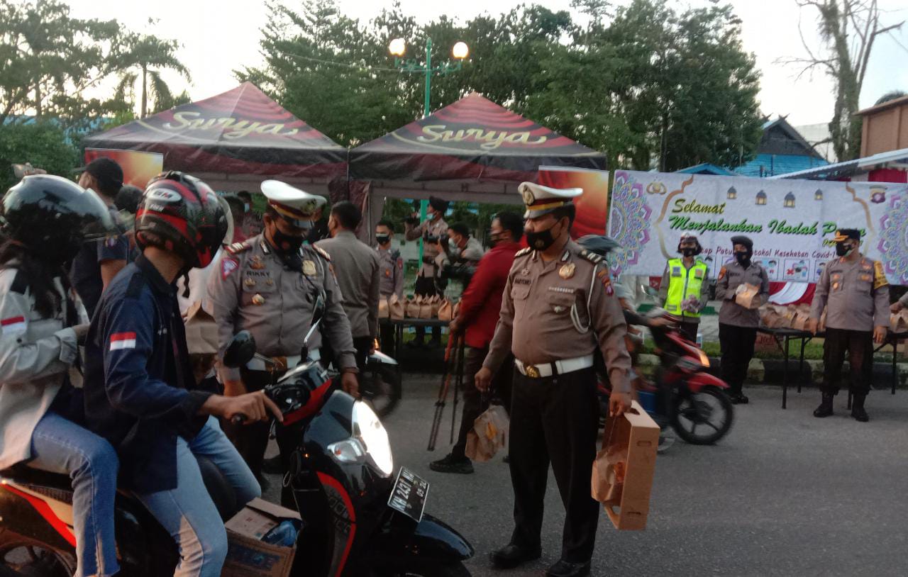 Polda Kalteng Bagikan Ratusan Takjil ke Warga