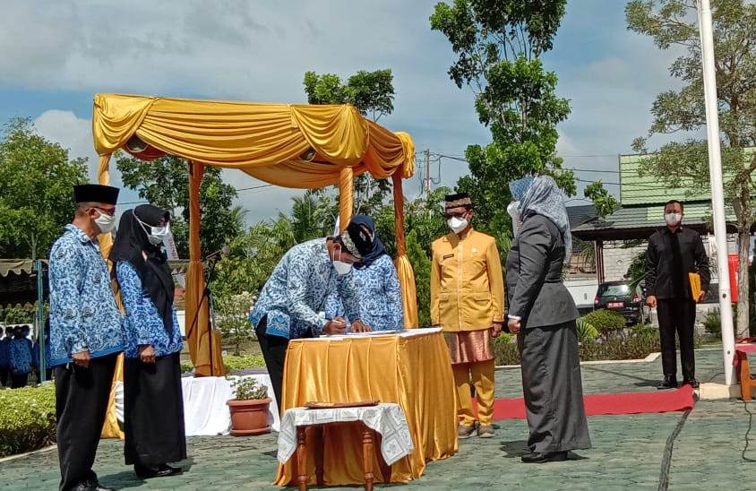 Bupati Kobar Lantik 232 Kepsek dan Guru 
