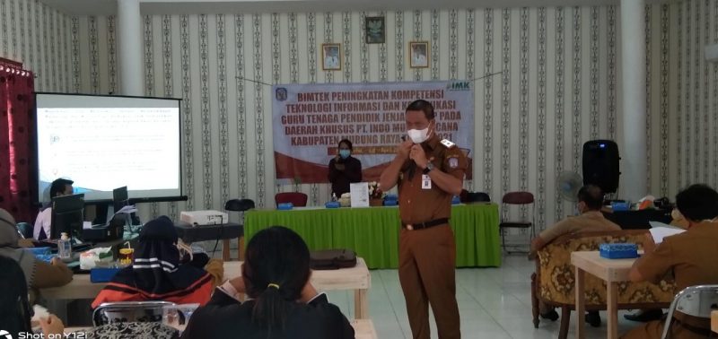 Kadis Dikbud Mura Ferdinan Wijaya saat membuka kegiatan, Senin (12/4). 