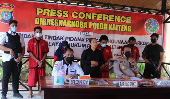 Keempat pelaku saat diperlihatkan ketika digelarnya press conference, di Mapolda Kalteng, Rabu (21/4). 