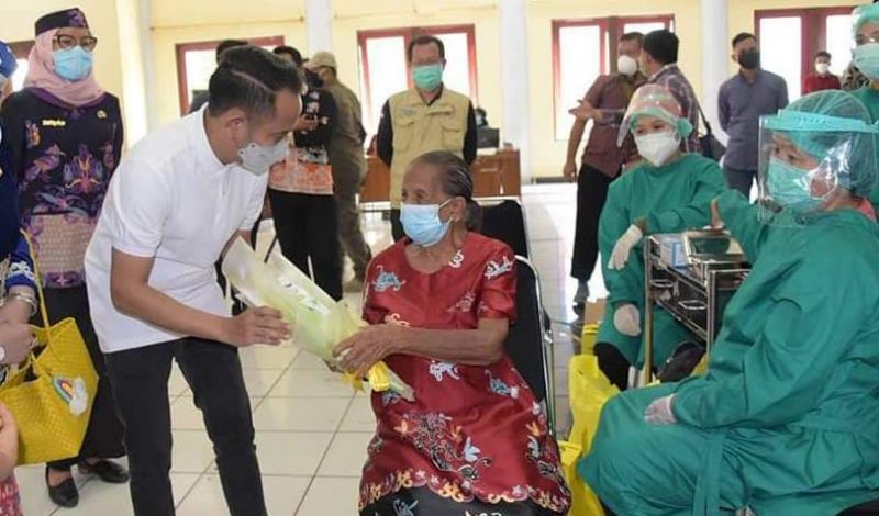 Wali Kota Palangka Raya, Fairid Naparin pada saat meninjau vaksinasi. Foto : Ra
