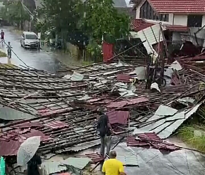 Diterjang Angin, Bangunan Rumah Makan Ambruk