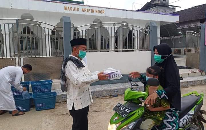 Wabup Mura Bagikan Takjil ke Masyarakat
