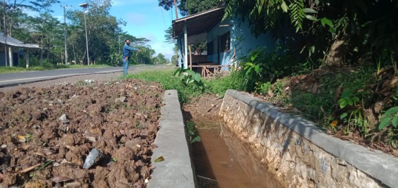 Ketua PWI Kabupaten Pulang Pisau, I Nyoman Weda saat menunjukkan pekerjaan proyek drainase yang terputus di Desa Mantaren II Kecamatan Kahayan Hilir, Selasa, (18/5). 