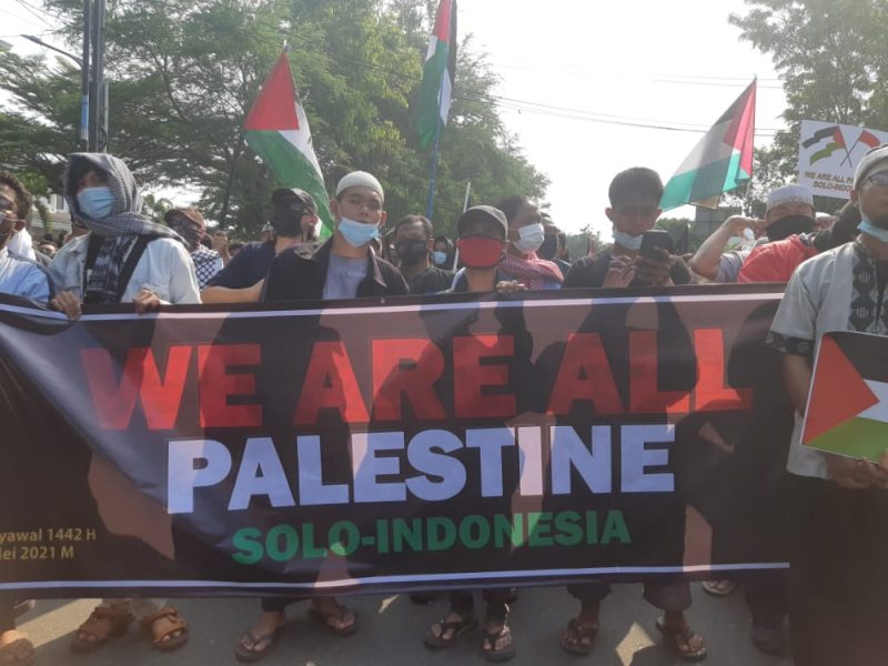 Umat muslim Solo Raya saat membentangkan spanduk dukungan kepada Palestina ketika berorasi, Jumat (21/5). 