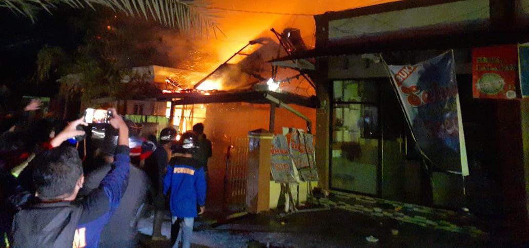 Usai Meledak, Rumah Warga Panarung Berkobar